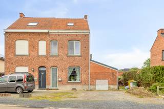 Deze te renoveren halfopen bebouwing is gelegen op het Rigessel in Wezemaal, op een gunstige locatie vlakbij winkels, scholen en openbaar vervoer.De...