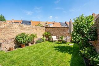<p>Stap binnen in deze charmante woning in de Smedenstraat in Oostende en ontdek een huis met ruimte, karakter en heel wat mogelijkheden.<br /><br />Bij het binnenkomen kom je terecht in een aangename leefruimte waar de woonkamer en eetkamer mooi in elkaar overlopen. Hier zie je meteen de mogelijkheden om een gezellige zithoek te creëren, terwijl de eetkamer uitnodigt voor lange avonden tafelen met familie en vrienden.<br /><br />Loop je verder, dan kom je in de keuken. Deze vormt het praktische hart van de woning en biedt voldoende ruimte om te koken, te genieten van een snelle koffie of gezellig samen te zijn.<br /><br />De woning beschikt over maar liefst vier volwaardige slaapkamers. Zo is er plaats voor het hele gezin, een thuiskantoor, hobbyruimte of logeerkamer. De badkamer bevindt zich eveneens op deze verdieping en kan, indien gewenst, volledig naar eigen smaak worden ingericht.<br />Ook beneden valt er heel wat te ontdekken. De praktische kelder zorgt voor extra bergruimte en biedt plaats voor alles wat je liever uit het zicht houdt.<br /><br />Met een bewoonbare oppervlakte van 175 m² op een perceel van 195 m² biedt deze woning bovendien heel wat ruimte. Het huis dateert uit 1949 en draagt nog steeds de charme van zijn bouwperiode, terwijl het tegelijk een mooie basis vormt voor wie de woning stap voor stap naar eigen smaak wil moderniseren.<br /><br />En dan is er natuurlijk de ligging, vanuit de Smedenstraat heb je het bruisende Oostende en al zijn voorzieningen binnen handbereik. Winkels, horeca, scholen en het stadsleven liggen vlakbij.<br /><br />Een woning waar je niet alleen binnenkomt, maar meteen begint te dromen over wat je ervan kunt maken.</p>