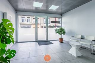 Ontdek deze unieke kans om eigenaar te worden van dit prachtig <strong>handelspand met volledige woning</strong>, gelegen in het bruisende centrum van <strong>Menen</strong>. Deze charmante Bel-Etage-woning combineert het beste van zowel een commerciële ruimte als een comfortabel woongedeelte, en biedt eindeloze mogelijkheden voor ondernemers en gezinnen.<br /><br />Het <strong>handelspand </strong>is ingericht als volgt:<br />Bij het binnenkomen is er een <strong>winkelruimte </strong>voorzien met daar achter een <strong>bureauruimte</strong>. Verder bevindt er zich nog een <strong>keuken </strong>ruimte en een <strong>apart toilet</strong>. Ook de <strong>tuin </strong>is bereikbaar via de beneden verdieping.<br /><br />Op de bovenverdieping hebben we het <strong>woongedeelte</strong>. Deze is ook via een<strong> aparte ingang </strong>bereikbaar.<br />Op de eerste verdieping bevindt zich de <strong>volledige geïnstalleerde keuken</strong> voorzien van microgolfoven, oven, dampkamp, elektrisch- en gasfornuis, vaatwasmachine. De z<strong>eer lichtrijke woonruimte</strong> geeft toegang tot de 2<sup>de</sup> verdieping. De <strong>eerste ruime slaapkamer </strong>bevindt zich ook op de eerste verdieping.<br /><br />Op de <strong>tweede verdieping</strong> zijn er <strong>3 ruime slaapkamers</strong> en een<strong> zeer ruime badkamer</strong> voorzien van <strong>douche</strong>, <strong>dubbele lavabo</strong> en <strong>toilet</strong>.<br />Er is nog een volledige zolderverdieping met een vaste trap die vrij in te delen is.<br /><br />De volledige woning is voorzien van<strong> centrale verwarming</strong> op gas en <strong>dubbele beglazing</strong>.<br /><br />De locatie is absoluut ideaal. Gelegen in het hart van Menen, geniet dit handelspand van een uitstekende zichtbaarheid en een hoge passage. Het is omgeven door diverse winkels, restaurants en andere voorzieningen, waardoor het een uitstekende plek is om een bedrijf te vestigen. De centrale ligging zorgt ook voor een vlotte verbinding met nabijgelegen steden en gemeenten.<br /><br /><strong><span><span>Pluspunten:</span></span></strong>
<ul>
<li><span><span>Centrale ligging </span></span></li>
<li><span><span>Gunstig EPC </span></span></li>
<li><span><span>Aparte ingang voor handelspand en woongedeelte</span></span></li>
</ul>
<span>Wenst u graag meer informatie over deze woning? U kunt alle gegevens en specificaties vinden op onze website www.immolietaer.be.</span><br /><span><span><span><span><span><span><span><span><span><span><span><span><span><span><span><span><span><span><span><span><span><span><span><span><span><span><span><span><span><span><span><span><span><span><span><span><span><span><span><span><span><span><span><span><span><span><span><span><span><span><span><span><span><span>Heeft u interesse in meer informatie of een bezoek aan deze woning? Aarzel niet om contact op te nemen met Kimberly via 0470574605.</span></span></span></span></span></span></span></span></span></span></span></span></span></span></span></span></span></span></span></span></span></span></span></span></span></span></span></span></span></span></span></span></span></span></span></span></span></span></span></span></span></span></span></span></span></span></span></span></span></span></span></span></span></span><br />