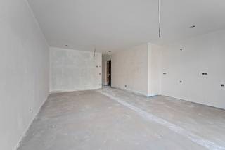 g&gt;Koksijde: Luxueus nieuwbouwappartement met ruim terras vlak bij het centrum! <br />
<p><br />Ontdek dit stijlvolle appartement in het gloednieuwe woonproject residentie Isabella, gelegen in het hart van Koksijde.<br />Deze moderne residentie bevindt zich op wandelafstand van winkels, restaurants en het strand, en combineert een centrale ligging met rust en privacy.<br />Met zijn eigentijdse architectuur, duurzame materialen en oog voor detail biedt Residentie Isabella een exclusieve woonervaring aan de Belgische kust.<br /><br /><br /><strong>Indeling:</strong><br />Inkomhal, gastentoilet, berging met aansluiting voor wasmachine, badkamer met dubbele wastafel in meubel en douche, ruime leefruimte met open keuken en aangrenzend zongericht terras, 2 volwaardige slaapkamers.<br /><br /><br /><strong>Troeven:</strong></p>
<ul><li>Kleinschalig en rustig wonen met slechts 9 appartementen.</li><li>Optimale geluidsisolatie voor extra privacy.</li><li>Moderne energie-efficiëntie en ventilatiesysteem.</li><li>ruim zonneterras.</li><li>Ondergrondse verdieping met parkeerplaatsen en bergingen.</li></ul>
<br /><strong>Meer informatie?</strong> Contacteer Christian op 058 51 23 23.