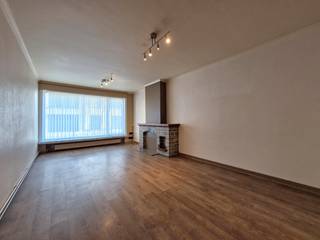 Dit gezellig gelijkvloers appartement bevindt zich op een uiterst centrale ligging in Heist, op wandelafstand van winkels, openbaar vervoer...