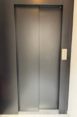 In een rustige residentiële buurt biedt dit ruim appartement van 115 m2 :<br /><br />✅ ruime en lichtrijke living van +/- 40 m2<br />✅ Grote ingerichte keuken met eethoek<br />✅ Voldoende opbergruimte<br />✅ 3 slaapkamers<br />✅ Twee toiletten<br />✅ Groot terras met panorama<br />✅ Instapklaar<br />✅ EPC Label <b>B</b><br /><b>✅ </b>Ondergrondse staanplaats en kelder<br />✅ Airco installatie<br />✅ Lift<br /><span><br />Een top aanbieding in zijn segment</span>