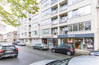 Bent u op zoek naar een goed gelegen appartement? Dit appartement situeert zicht net aan de rand van het bruisende centrum van Willebroek en heeft heel wat troeven in huis. Het appartement is gelegen op de 3e verdieping die u kan bereiken met een lift. Het omvat een inkomhal, gastentoilet, mooie woonkamer met parket met aanpalend de keuken met berging. Nachthal en 3 slaapkamers en badkamer. Extra troeven:  vernieuwde ramen,  elektriciteit conform, rustig gebouw, lift aanwezig, enz…<br />Wenst u een bezoek mag u ons steeds contacteren via info@rosiersderidder.be of via tel: 052/41.41.94<br />referentie: 4734