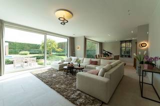 Welkom in deze exclusieve villa uit 2024 in Lochristi – een residentiële parel waar ruimte, rust en verfijning samenkomen.Met een bewoonbare...