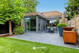 INSTAPKLARE WONING MET HOOGWAARDIGE AFWERKING<br /><br />In de Hanselaarstraat 3 te Beervelde ontdekt u deze prachtig afgewerkte woning waar ruimte, kwaliteit en wooncomfort naadloos samenkomen. Met een bewoonbare oppervlakte van maar liefst 198 m², 3 slaapkamers, een inpandige garage en verrassend veel praktische ruimte is dit een woning die werkelijk een totaalplaatje biedt. Bovendien geniet u hier van EPC-label B (192 kWh/m²) en zonnepanelen.<br /><br />Via de inkomhal met gastentoilet komt u binnen in de ruime en lichtrijke woon- en eetkamer. De open keuken vormt het hart van de woning en werd uitgevoerd met hoogwaardige materialen en kwalitatieve keukenapparatuur. Aansluitend bevindt zich een extra eethoek met zicht op de tuin. De prachtige grote raampartijen zorgen hier voor bijzonder veel natuurlijke lichtinval en versterken de verbinding tussen binnen en buiten.<br /><br />Een grote troef is het comfort van gelijkvloers wonen. De masterbedroom beschikt over een eigen dressing en grenst aan de ruime badkamer, uitgerust met een royale inloopdouche, dubbele lavabo en extra toilet. Verder bevindt zich op het gelijkvloers een ruime inpandige garage met geïntegreerde wasplaats.<br /><br />Op de eerste verdieping bevinden zich nog 2 slaapkamers, waarvan één momenteel als bureauruimte is ingericht. Daarnaast beschikt de woning over een zeer ruime, volledig afgewerkte opbergzolder, ideaal voor wie extra bergruimte belangrijk vindt.<br /><br />Ook buiten werd gekozen voor comfort en weinig onderhoud. Het terras sluit aan op de verzorgde tuin met gezellige lounge en tuinhuis. Een bijzondere extra troef is de privatieve binnenkoer, die uitstekend geschikt is voor het stallen van bijvoorbeeld een camper of werkcamionette.<br /><br />Doorheen de volledige woning vallen de hoge afwerkingsgraad en doordachte materiaalkeuzes meteen op. In combinatie met de ruime indeling, energiezuinigheid en praktische buitenruimte maakt dit van Hanselaarstraat 3 een bijzonder complete en instapklare eigendom.<br /><br />Een woning waar kwaliteit en comfort tot in de details werden doorgetrokken en die u absoluut ter plaatse moet ontdekken!<br /><br />Voor meer informatie of een bezoek ter plaatse neemt u best contact op met onze dossierverantwoordelijke Lansan via lansan@immomamo.be of 0470/67.66.17. Bezoekdag: 03/10 - enkel op afspraak.
