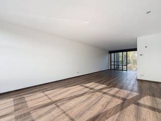 De woning is gelegen in een rustige woonwijk nabij het centrum van Merksem. Ze is gelegen nabij winkels, openbaar vervoer, park, scholen,... De...