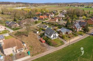 <p><span>Op zoek naar een uitzonderlijke bouwgrond voor uw droomwoning? </span></p><p><span> </span></p><p><span>Dit perceel voor open bebouwing, gelegen langs de Wijper (18) in Rillaar, biedt een zeldzame combinatie van ruimte, rust en een unieke ligging. </span></p><p><span><br />Met een oppervlakte van maar liefst 9 are 40 centiare geniet u hier van maximale bouwmogelijkheden. </span></p><p><span> </span></p><p><span>U kan een woning realiseren met een gevelbreedte van 10 meter. De toegestane bouwdiepte bedraagt 12 meter op het gelijkvloers alsook 12 meter op de eerste verdieping, goed voor een totale bewoonbare oppervlakte tot 240m² ideaal voor wie ruim en comfortabel wil wonen. </span></p><p><span> </span></p><p><span>Een gunstige watertoets als extra troef! </span></p><p><span>Vandaag niet onbelangrijk, hierdoor is een kelder onder de woning toegelaten. </span></p><p><span>Tevens zijn er ook nog twee bijgebouwen toegestaan, met een maximum van 40m². </span></p><p><span> </span></p><p><span><br />"Wijper" is zonder twijfel een échte toplocatie. De straat is autoluw, wat zorgt voor een bijzonder rustige en aangename woonomgeving. </span></p><p><span><br />Ook de bereikbaarheid is uitstekend: op slechts 5 minuten van het centrum van Aarschot, met een vlotte verbinding naar winkels, scholen, sportfaciliteiten, het station en de autosnelweg.<br />Kortom, een unieke opportuniteit voor wie wil bouwen op een topligging met ruimte en rust. </span></p><p><span><br />Is deze unieke bouwgrond iets voor u? Zie je jezelf hier al wonen? Neem contact op voor meer info via info@immolivit.be of 016 15 31 15.</span></p>