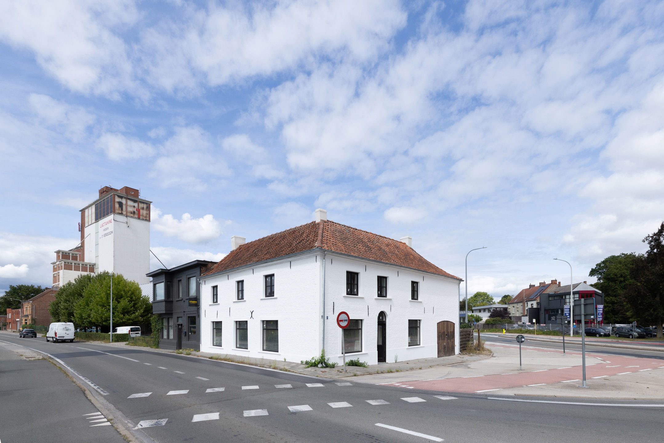 Binnenkort te koop casco handelsruimte op zeer gunstige ligging te Lievegem met ruime parking naast gebouw.