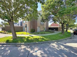 Interessante woning aan zeer CORRECTE prijs op interessante ligging vlakbij het ziekenhuis van Oekene met 5 slpks, tuin met 2 terrassen, garagebox en 4 private parkeerplaatsen op eigen terrein!<br /><br /><strong>INDELING:<br /><u><em>Gelijkvloers:</em></u></strong><br />Ruime inkomhal - LICHTRIJKE living met open haard - volledig ingerichte leefkeuken (O.a. met keramisch fornuis, dampkap, heteluchtoven, microgolfoven en Amerikaanse koelkast) - kelder - douchekamer - afzonderlijk gastentoilet - garagebox (met automatische sectionale poort) - 4 private parkeerplaatsen op verhard eigen terrein - aangelegde en omheinde tuin met 2 zonneterrassen én tuinhuis.<br /><br /><em><u><strong>Eerste verdieping:</strong></u></em><br />Ruime nachthal - badkamer (O.a. met lavabomeubel, toilet, bidet en ligbad met geïntegreerde douche) - 3 RUIME slaapkamers.<br /><br /><u><em><strong>Tweede verdieping:</strong></em></u><br />Nachthal - 2 slaapkamers.<br /><br /><u><strong>Opmerkingen:</strong></u><br />- ROLLUIKEN aanwezig (In de living en in de keuken elektrisch)!<br />- Vloerverwarming aanwezig.<br />- Overal DUBBElE beglazing (PVC)!<br />- Regenwaterput aanwezig.<br />- Nieuwe dakgoten aanwezig (°2025)!<br /><br />Uiterst INTERESSANTE woning voor gezinnen (5 slpks)! Rustig gelegen, doch, een zeer VLOTTE verbinding met de autosnelweg! Aarzel zeker niet om ons te contacteren voor een bezoek ter plaatse : 051/817.817 - info@centro.be.