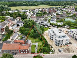 Ben je op zoek naar een woning met veel ruimte en tal van mogelijkheden? Deze te renoveren gezinswoning aan de Beverstraat 1 in Bilzen-Hoeselt biedt een uitstekende basis voor wie een woning volledig naar eigen smaak wil inrichten. Met een ruime tuin, een garage, vijf slaapkamers en verschillende leefruimtes beschikt deze woning over heel wat potentieel.<br /><br />Via de voordeur geeft de ruime hal toegang tot de gezellige woonkamer met aansluitend een leefruimte. De inkomhal geeft ook toegang tot de keuken en de gelijkvloerse badkamer is uitgerust met een toilet, douche, lavabo en hier is een aansluiting voorzien voor de wasmachine. <br /><br />De woning heeft een kelder op verdieping -0,5. Boven deze kelder is een kamer op verdieping 0.5 ideaal als bureau, hobbyruimte of slaapkamer.<br /><br />Via de overloop bereik je vier volwaardige slaapkamers. Een vijfde kamer geeft toegang tot de zolderverdieping, die nog extra mogelijkheden biedt voor wie bijkomende ruimte wenst te creëren.<br /><br />De woning beschikt over een ruime tuin waar je in alle rust kan genieten. Hier is voldoende plaats voor een terras, speelruimte voor kinderen of het aanleggen van een groene tuin naar eigen wens. De woning is verder nog voorzien van een buitenberging en een garage. <br /><br /><strong>Troeven</strong>
<ul>
<li>Ruime gezinswoning met veel potentieel.</li>
<li>Zes slaapkamers en een zolderverdieping.</li>
<li>Grote tuin met tal van mogelijkheden.</li>
<li>Garage en praktische berging aanwezig.</li>
<li>Uitbreiding met keuken en extra leefruimte.</li>
<li>Gelijkvloerse badkamer met alle voorzieningen.</li>
<li>Ideaal renovatieproject voor wie graag zijn eigen woonwensen realiseert.</li>
</ul>
<br />Deze woning is gelegen langs de Beverstraat in Bilzen, een centrale locatie met een vlotte verbinding naar het centrum en de omliggende gemeenten. Winkels, scholen, openbaar vervoer en dagelijkse voorzieningen bevinden zich op korte afstand. Ben je op zoek naar een woning te koop in Bilzen met veel ruimte en renovatiemogelijkheden? Dan biedt deze gezinswoning met tuin in Bilzen een mooie kans om een woning volledig naar eigen smaak te moderniseren.<br /><br />Contacteer ons via steven@optie-m.be of bel 011 23 11 01 voor meer informatie of een afspraak.<br /><br />Wil je weten wat jouw woning waard is? Neem gerust contact met ons op via bovenstaande gegevens.<br /><br />Stedenbouwkundige informatie: GVG – WG – GMO - GVKR - GVV.