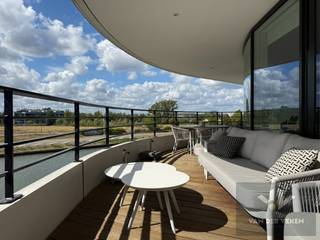 <u><strong>Prachtig hoekappartement in Zuidzicht, vlak aan het water met 3 slpk, 2 badk en terras met waterzicht!</strong></u><br /><br /><u>Welkom in Zuidzicht II</u><br />Zuidzicht II bevindt zich langs de Kempische Kaai (Scheepvaartlaan) in Hasselt, aan de jachthaven aan de zogenaamde Blauwe Boulevard. Deze zone combineert water, ontspanning en stedelijke faciliteiten tot een aantrekkingspool in de stad. <br />Het wooncomplex is ontworpen met ‘belevingsarchitectuur’ als leidraad: duidelijke relatie met het water, gelaagde terrassen die doen denken aan een majestueus cruiseschip, gevelhoge ramen die uitzicht maximaliseren én het gevoel van ruimte en verbinding met buiten bevorderen.<br /><br /><strong><u>Troeven:</u></strong>
<ul>
	<li>Topligging aan het water: direct aan de jachthaven van Hasselt (Blauwe Boulevard).</li>
	<li>Belevingsarchitectuur: terrassen in cruiseschipstijl, gevelhoge ramen, sterke connectie binnen-buiten.</li>
	<li>Tegenover Quartier Bleu: modern, groen en luxueus woonmilieu.</li>
	<li>Centrale ligging: wandelafstand van centrum, winkels, horeca, openbaar vervoer en vlotte verbinding naar E313/E314.</li>
	<li>Stijlvol hoekappartement: veel licht en ruimtelijk gevoel.</li>
	<li>3 slaapkamers en 2 badkamers: inclusief een ensuite badkamer.</li>
	<li>Luxueuze afwerking: parketvloeren, keukeneiland, hoogwaardige materialen.</li>
	<li>Terras met waterzicht: blijvende connectie met het water vanuit de leefruimte.</li>
	<li>Ruime oppervlakte: extra gevoel van ruimte en comfort.</li>
	<li>Kelderberging inbegrepen: praktische stockage.</li>
	<li>Mogelijkheid tot aankoop van 2 parkeerplaatsen (€35.000/stuk).</li>
</ul>
<br /><u>Ligging en verbinding met Quartier Bleu</u><br />Direct tegenover Zuidzicht ligt Quartier Bleu: een moderne woonwijk met stijlvolle appartementen, veel groen, luxe afwerking en eveneens ligging aan het water in de jachthaven. De buurt is ontworpen als één groot, verfijnd woonmilieu in het stadscentrum. <br />Zuidzicht II is tevens ook zeer centraal gelegen: op wandelafstand van het bruisende centrum van Hasselt, winkels, horeca, openbaar vervoer en belangrijke verkeersaders zoals de snelwegen E313/E314.<br /><br />Een ware opportuniteit is dit prachtig gelegen en high-eind afgewerkt appartement met maar liefst 3 slaapkamers, 2 badkamers en een terras met uitzicht op het water.<br /><br />Dit stijlvolle hoekappartement is gelegen op de tweede verdieping, zodat u vanuit de leefruimte connectie behoudt met het water. Het werd luxueus afgewerkt met parketvloeren, keukeneiland, en maar liefst 3 slaapkamers waarvan 1 ensuite badkamer. <br /><br />De riante oppervlakte garandeert u een ruimtelijk gevoel, stockage kan in de inbegrepen kelderberging. Er zijn twee parkeerplaatsen mogelijk om aan te kopen aan €35.000,00 per parkeerplaats.<br /><br />Grijpt u deze ware opportuniteit om in één van Zuidzichts mooiste appartementen te wonen? <br /><br />Laat je gegevens achter onder dit zoekertje en René leidt je graag rond in deze parel!<br /><br />Tot snel, aan het water!