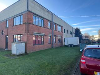 Magazijn is 159 m² en kantoor 96 m².Gelegen in de industriezone van Wijnegem.Centraal nabij de E313 en E19 en rondpunt Wijnegem...