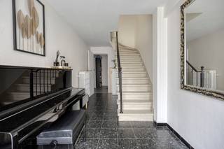 <p>Deze ruime bel-etage woning geniet van een topligging in Dilbeek, centraal maar toch rustig gelegen, op korte afstand van het centrum, belangrijke invalswegen, openbaar vervoer en de autostrade.</p><p></p><p>Belangrijke troeven: gunstig epc attest, elektriciteit conform, zonnepanelen, veel ruimte, etc.</p><p></p><p>Op het gelijkvloers bevindt zich de inkomhal die toegang geeft tot een polyvalente ruimte, ideaal als praktijkruimte, hobbykamer of extra bureau. Daarnaast is er een eerste toilet en een praktische berging aanwezig.</p><p></p><p>De eerste verdieping geniet van een ruime, lichtrijke leefruimte met eetplaats. Aansluitend bevindt zich de keuken en een aangename leefveranda. Vanuit deze ruimte heeft u toegang tot het terras en de gezellige stadstuin, waar u in alle rust kan genieten van het buitenleven. Op deze verdieping bevindt zich nog een gastentoilet.</p><p></p><p>Op de tweede verdieping bevinden zich twee ruime slaapkamers en een bureau of kinderkamer. De badkamer is uitgerust met een ligbad, dubbele wastafel en toilet.</p><p></p><p>De derde verdieping herbergt een ruime slaapkamer met dressingruimte en een extra toilet, wat zorgt voor extra comfort en privacy.</p><p></p><p>Deze woning biedt een mooie combinatie van ruimte, licht en functionaliteit, en is uitermate geschikt voor gezinnen of wie op zoek is naar een woning met extra werk- of hobbyruimte. Neem gerust contact op voor meer informatie of een bezoek.</p>