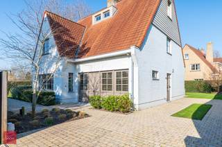 Zeer charmante en ruime villa bestaande uit inkomhal met gastentoilet, living met open haard en eetplaats, ingerichte keuken met...