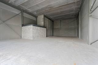 KMO-park Zilleghem bestaat uit 18 KMO-units en 2 kantoren, waarvan op heden nog maar enkele units te koop zijn! <br />Gelegen op het bedrijventerrein 'De Schatting', nabij de Torhoutsesteenweg met een goede verbinding naar de op- en afrit Ruddervoorde (E403). <br />Rondom het gebouw is een private weg aangelegd met privatieve parkeerplaatsen.<br />De KMO-units zijn geschikt voor zowel opslag als productie. Mogelijkheid om zonnepanelen te voorzien op het dak.<br /><br />Afwerking casco KMO-units :<br />- brandklasse C<br />- vrije hoogte van +/- 6,5 m<br />- staalconstructie in combinatie met een betonplint en geïsoleerde sandwichpanelen<br />- automatische sectionale poort (4,50 m B x 4,20 m H) met aparte toegangsdeur met glaspartij<br />- lichtstraat en polybetonvloer<br />- regenwater en septische put<br /><br />KMO-unit 1 op de hoek van het bedrijfsverzamelgebouw bestaat uit een gelijkvloerse verdieping (164 m²) en een lichtrijk kantoor op de eerste verdieping (164 m²).<br /><br />Voorziene oplevering Q4 2025.<br /><br />Voor meer info en inzage in de verkoopplannen of een bezoek ter plaatse : info@futurimmo.be - 0470 50 50 50.