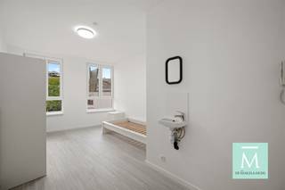 <p><span>STUDENTS ONLY! Gemeubelde studentenkamer in hartje Mechelen - EERSTE BEWONING NA RENOVATIE </span></p><p><span>Op zoek naar een leuke studentenkamer vlakbij het centraal station? Dan is dit DE moderne en knusse thuisbasis voor studenten die comfortabel willen wonen. Je komt terecht in een spiksplinternieuwe doch supergezellige kamer met eigen</span></p><p><span>lavabo. Een luxebadkamer en apart toilet deel je slechts met 1 andere student. </span></p><p><span>Zeer centraal gelegen vlakbij het centraal station en op wandelafstand van het centrum van de bruisende stad Mechelen, terwijl je geniet van een rustige straat vlakbij alle voorzieningen (Thomas More, winkels, bushaltes, de levendige Markt en Bruul, etc.)</span></p><p><span>Deze kamer is gelegen op de tweede verdieping en geniet van veel lichtinval door de grote raampartijen.Met deze kamer beschikt u over een eigen lavabo. De douchekamer besstaat uit een luxe douche en lavabomeubel met spiegel. Er is ook een apart toilet aanwezig.</span></p><p><span>Ter info:</span></p><p><span>·Deze heeft een totale oppervlakte van 12,61 m² </span></p><p><span>·De kamer is bemeubeld met een enkel bed (matras zelf te voorzien), een bureau en een kleerkast. Persoonlijke aankleding en detaillering laten we aan de bewoner over (binnen de grenzen van het huishoudelijke reglement).</span></p><p><span>Verder beschikt het pand over het modernste gemak en technische eisen als volgt:</span></p><p><span>·parlofonie·</span></p><p><span>·grote gemeenschappelijke ruimte op gelijkvloers met volledig uitgeruste keuken en zithoek </span></p><p><span>·gemeenschappelijke tuin waar het heerlijk vertoeven is in lente, zomer en herfst!</span></p><p><span>·ruime inpandige fietsenstalling</span></p><p><span>ENKEL voor studenten !</span></p><p><span>Maandelijkse gemeenschappelijke lasten bedragen 75 (provisie) en omvatten water, elektriciteit, internett, onderhoud geleenschappelijke delen en vuilniszakken.</span></p><p><span>Kom zeker langs voor een bezoek en ontdek Coxiestraat 7, dé plek in Mechelen om te studeren, relaxen én connecteren.</span></p><p><span>Voor een bezoek of meer info : contacteer De Makelaardij - 015 20 20 82 - info@demakelaardij.be</span></p><p><span> </span></p>