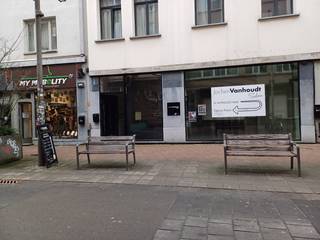 Strategisch gelegen winkel, gesitueerd in de Jezusstraat, het hartje van het winkeldistrict Antwerpen.<br />Met een brede zichtbare vitrine en een winkeloppervlakte van +/-73m² + kelder (+/-15m²) beschikt deze winkel over alle nodige commerciële troeven.<br />Verder betreft dit een toekomstgerichte locatie met sterk opwaarts potentieel gezien de bijzonder significante verhoging van de passantenstroom dankzij de komst van een nieuwe school en de nieuwe winkel van Zara.<br />Andere retailers in de buurt: OKAY, Tensen juweliers, Zara Home, Inno, etc... .