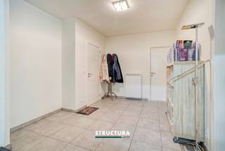 Op zoek naar een instapklaar en goed onderhouden appartement op een centrale ligging? Dan is dit gelijkvloerse appartement in het centrum van Merchtem zeker een bezoek waard. Dankzij de gunstige ligging bevindt u zich op wandelafstand van winkels, scholen, horeca en openbaar vervoer.Indeling:Gelijkvloers: inkomhal, lichtrijke woonkamer met open en volledig ingebouwde keuken, gezellig terras, praktische berging, 1 ruime slaapkamer, badkamer uitgerust met zowel een bad als een douche en een apart toilet.Nabijgelegen gebouw: autostaanplaats, bij te kopen aan €10.000. Vrij vanaf 30/04/2027. Vanaf akte betaalt de verkoper een bezettingsvergoeding van € 800/maand exclusief lasten.Karakteristieken:- Bewoonbare oppervlakte van ca. 81 m²- Gebouw van 2002- Instapklaar en uitstekend onderhouden- EPC: C- Elektrische installatie conformDit appartement vormt een uitstekende opportuniteit voor zowel eigen bewoning als investering. Contacteer ons vandaag nog voor meer informatie of een bezoek ter plaatse via 02 460 80 46 of info@structura.be