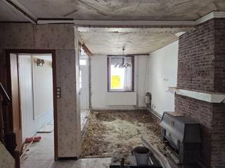 <p><span>In Ronse vindt u deze te renoveren rijwoning met veel potentieel. De woning biedt een ideale kans voor wie zelf de handen uit de mouwen wil steken en een huis volledig naar eigen smaak wil renoveren.</span></p><p><span>Indeling: <br />Op het gelijkvloers vinden we een living met eetruimte, keuken en badkamer. Op de verdieping zijn er 2 slaapkamers. <br />Ook heeft deze woning een kleine kelder en een zolder voor opslag. <br />Een zuid gerichte tuin van ca. 110 m² vormt een mooie troef.</span></p><p><span>ENERGIE<br />EPC: E</span></p><p><span>LIGGING<br />Gelegen aan de rand van het centrum in een rustige straat met vlotte verbinding naar winkels, scholen en openbaar vervoer.</span></p><p><span>PRAKTISCH<br />Voor meer info en/of een afspraak, contacteer Jason van Immo D'hondt<br />Mail: jason@immodhondt.be<br />Tel: 0483 09 53 91</span></p>