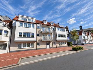 Goed gelegen appartement in een recente residentie van 2013 in het hart van Knokke. Het appartement is perfect onderhouden en beschikt over twee slaapkamers en een leuk zonneterras. De markt van Knokke, alle winkels maar ook het station, Duinenwater en zelf het strand zijn te voet bereikbaar. <br /><br />Indeling: Inkom met apart toilet, ingemaakte vestiairekast, een grote woonkamer met parketvloer boordevol zon en licht en toegang tot een aangenaam terras. Verder een open en ingericht keuken met eiland, bergruimte/wasplaats, twee slaapkamers waarvan één voorzien voor een dubbel bed en de andere kamer voor een stapelbed. De badkamer is modern ingericht met een inloopdouche. <br /><br />In het gebouw is een privatieve berging aanwezig en een gemeenschappelijke fietsenberging. <br /><br />Energielabel A, blanco elektrische keuring en volledig asbestveilig. <br /><br />Bezoeken? Contacteer Willem Cauwels op GSM 0477.60.12.16.