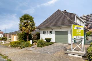 Immo Pické biedt u deze gunstig gelegen villa aan in Sint-Pieters-Leeuw, gelegen in de nabijheid van winkels, scholen, openbaar vervoer, invalswegen alle voorzieningen. Deze villa bestaat op de gelijkvloerse verdieping uit een inkomhal, een toilet, een ruime woonkamer met eethoek, een keuken, een berging en een inpandige garage (met douchekamer). Op de eerste verdieping beschikt deze woning over een nachthal, 3 ruime slaapkamers (26 m², 15 m², 13,50 m²) en een badkamer met bad, toilet en dubbele lavabo. De woning beschikt bovendien ook nog over een zolderruimte en een kelder die als stockage kunnen dienen. De woning beschikt reeds over dubbele beglazing (2007) en wordt verwarmd door een centraal verwarmingssysteem op gas. Achteraan beschikt deze woning nog over een groot terras en gezellige tuin. Voor de garage kan bovendien nog een extra wagen geparkeerd worden. Renovatieplicht van toepassing.
