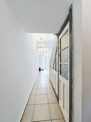 <h1><span>Instapklare gezinswoning met 5 slaapkamers nabij het centrum van Roeselare</span></h1><h1><span> </span></h1><h1><span>Deze instapklare gezinswoning beschikt over een ruime </span><span>inkomhal</span><span>, kelder, lichtrijke </span><span>leefruimte</span><span> en moderne </span><span>keuken</span><span> met kookeiland.</span></h1><h1><span>Met</span><span> 5 volwaardige slaapkamers</span><span> biedt de woning tal van mogelijkheden voor een groot gezin, thuiswerk of hobbyruimte. Verder is er een </span><span>badkamer</span><span> met ligbad en een praktische wasruimte aanwezig.</span></h1><h1><span>Buiten geniet u van de onderhoudsvriendelijke stads</span><span>tuin</span><span>. </span></h1><h1><span> </span></h1><h1><span>Dankzij het </span><span>gunstige EPC</span><span> profiteert u bovendien van een energiezuinige woning.</span></h1><h1><span>De centrale ligging nabij het centrum van Roeselare is een grote troef. Winkels, scholen, openbaar vervoer en belangrijke in- en uitvalswegen bevinden zich op korte afstand.</span></h1><h1><span>Een ideale woning voor gezinnen die op zoek zijn naar ruimte, comfort en een centrale ligging.</span></h1><p><span> </span></p><p><span> </span></p>