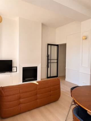Vous cherchez un appartement prêt à l'emploi avec du caractère et du confort ? Cet appartement de 2 chambres à coucher, récemment rénové et entièrement meublé, situé au 113 Mechelsesteenweg, est exactement ce qu'il vous faut. Grâce à sa situation centrale, les magasins, les restaurants, les transports publics et les principales voies d'accès se trouvent à proximité immédiate.Avantages :- Récemment rénové- Entièrement meublé- Éléments authentiques combinés à des finitions modernes- Hauts plafonds et lumière naturelle abondanteLe hall d'entrée donne accès à un espace de vie spacieux et lumineux, où les hauts plafonds, les moulures élégantes et les finitions de haute qualité attirent immédiatement l'attention. L'espace atmosphérique combine un charme authentique avec un confort de vie contemporain et bénéficie d'une lumière naturelle agréable grâce aux grandes fenêtres. La cuisine design ouverte s'intègre parfaitement à l'espace de vie et est entièrement équipée d'appareils électroménagers de qualité et d'un grand espace de rangement.De plus, l'appartement dispose d'une chambre principale spacieuse et d'une seconde pièce plus petite qui pourrait parfaitement servir de bureau, de dressing ou de chambre d'amis. La salle de bains présente une finition moderne et est équipée de tout le confort contemporain.L'appartement est loué entièrement meublé, ce qui vous permet d'emménager immédiatement sans investissement supplémentaire.Intéressé(e) ?Remplissez vos coordonnées via notre site web afin que le gestionnaire de dossiers de l'agence immobilière Sinjoor puisse vous contacter dans les plus brefs délais.