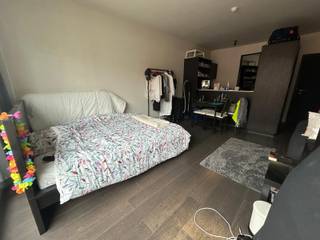 <span><strong>**ACADEMIEJAAR 2026-2027 - ENKEL STUDENTEN**</strong></span><br /><br /><span>Residentie Monte Domus is gelegen aan de Leuvense befaamde ziekenhuis omgeving en dit een uiterst gunstige locatie. Deze residentie is geschikt voor studenten op zoek naar een comfortabele thuis. Niet alleen de strategische ligging van het pand is een troef maar ook de faciliteiten in de nabijheid zijn mooi meegenomen. Supermarkten, scholen, campussen, openbaar vervoer, Gasthuisberg, apotheek, parken, kruidtuin… op wandel/ fietsafstand.</span><br /><br /><span>Deze studio bevindt zich op de tweede verdieping en beschikt over een ingerichte keuken en geïnstalleerde badkamer. </span><br /><br /><span><strong><span>Wees er snel bij! Wenst u graag eens te komen kijken? Plan dan vandaag nog een bezoek in! verhuur@connect-immo.be of 0470 59 65 44</span><br /><br /></strong>Beschikbaar vanaf 15 september 2026!<strong><br /></strong>Huurprijs: €815 + <strong>€1.560 vaste kosten op jaarbasis</strong><br /></span>