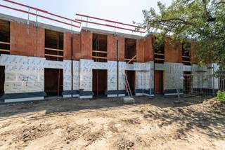 Op 15 minuten fietsen van Gent woon je in een kleinschalig nieuwbouwproject met veel ruimte en groen rondom. Het project telt 7 ruime woningen met een bewoonbare oppervlakte van 195 tot 226 m² en een tuin gericht op het zuiden of zuidoosten.
De woningen hebben 3 of 4 slaapkamers en bieden heel wat ruimte om comfortabel te wonen. Ze worden instapklaar afgewerkt, inclusief terras, afsluiting, toegangspad, laminaatvloeren en een private tuinberging.
Elke woning beschikt over een eigen parkeerplaats. Bij woningen 3 tot 7 is ook een aparte fietsenstalling voorzien.
Hier woon je ruim en energiezuinig in een groene omgeving, met Gent vlot bereikbaar met de fiets.
Benieuwd naar de woningen? Contacteer nieuwbouwadviseur Mathieu of download de projectbrochure.