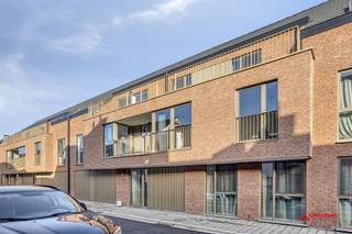 <p><span><span>Au premier étage de cet immeuble construit en 2022 se trouve cet appartement prêt à être emménagé et offrant une bonne efficacité énergétique. Il comprend un hall d'entrée, un salon spacieux et lumineux avec une cuisine ouverte, une salle de bains, des toilettes séparées pour les invités, deux chambres spacieuses, une terrasse orientée au sud et un débarras.</span></span></p>