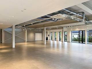 Ce bureau/showroom neuf et haut de gamme à louer est idéalement situé le long du Westerring (N60) avec une connexion immédiate à l'E17 et, grâce à...