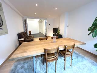 Instapklare duplex met zonnig terras in hartje Sint-Niklaas<br /><br />Wonen in het centrum, maar toch genieten van rust en privacy? Deze charmante duplex combineert het beste van beide werelden. Gelegen in de gezellige Nieuwstraat vlak bij de vernieuwde Grote Markt, woon je hier op wandelafstand van alles wat je nodig hebt.<br /><br />De woning werd de voorbije jaren met zorg gerenoveerd en is volledig klaar voor haar nieuwe eigenaar. Als extra troef werd in 2024 het dak volledig vernieuwd en voorzien van een groot dakraam, wat zorgt voor een overvloed aan natuurlijk licht en een aangename sfeer. Dankzij de praktische indeling en twee volwaardige slaapkamers is de woning perfect voor een alleenstaande of koppel met een kind, of voor wie extra ruimte zoekt voor een bureau of hobbykamer.<br /><br />De woning beschikt over een private inkom, wat zorgt voor volledige onafhankelijkheid zonder gemeenschappelijke kosten.<br /><br />Op de eerste verdieping bevindt zich de leefruimte met aansluitend een ruime, volledig ingerichte keuken en praktische berging met aansluiting voor wasmachine en droogkast.<br /><br />De tweede verdieping omvat twee slaapkamers, een badkamer met inloopdouche en toegang tot een rustig en zonnig terras met open zicht.<br /><br />Troeven:<br /><br />✔️ Instapklaar en goed onderhouden<br />✔️ Energiezuinig (EPC B)<br />✔️ Vernieuwd dak (2024)<br />✔️ Private ingang – geen syndicus of gemeenschappelijke kosten<br />✔️ Zonnig en rustig terras met open zicht<br />✔️ Centrale ligging vlak bij winkels, horeca en openbaar vervoer<br />✔️ Groene ontspanning op wandelafstand (Stadspark/Jef Burmpark)<br />✔️ Vlotte parkeermogelijkheden in de buurt<br /><br />Comfortabel en zorgeloos wonen op een toplocatie<br /><br />Bezoekmoment op afspraak op zaterdag 18 of zondag 19 april <br />Contact: nieuwstraat11@hotmail.com / 0476985664
