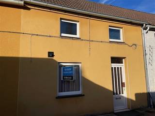 Kleine woning in rustige straat te Noeveren. Op het gelijkvloers is een woonplaats van 18m², een kleine keuken met enkel kasten en een badkamer...