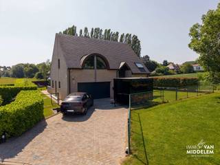 <strong>Droomt u van de ideale combinatie tussen landelijke rust en een vlotte bereikbaarheid? Immo Van Middelem stelt u graag deze ruime en lichtrijke villa (+/- 250 m²) voor, gelegen in een bijzonder rustige en groene omgeving, in een doodlopende straat nabij het centrum van Dilbeek.</strong> Deze woning is perfect voor gezinnen die op zoek zijn naar ruimte, comfort en een vleugje vakantiegevoel, terwijl scholen, winkels en openbaar vervoer zich vlakbij bevinden.<br /><br />De villa is opgedeeld in 2 niveaus: <br />- GELIJKVLOERS: inkomhal met apart toilet en vestiaire, lichtrijke leefruimte met grote raampartijen en directe toegang tot de tuin met ZWEMBAD en ruim overdekt terras, volledig ingerichte keuken met aansluitende wasplaats, inpandige garage met ruime berging; <br />- 1e VERDIEPING: ruime nachthal, bureau, 5 RUIME slaapkamers waarvan 1 met eigen badkamer alsook 2 afzonderlijke douchekamers, aparte WC;<br />- ZEER RUIME ZOLDER: 52 m², leidingen van water en elektriciteit werden reeds doorgetrokken, bereikbaar via trapladder. <br /><br />Comfort: alarmsysteem, laadpaal, alarmsysteem met camera’s; overdekt terras met ledverlichting en verwarming, verwarmd zwembad<br /><br />CV op stadsgas <br />EPC: 260 kWh/m².jaar - Label C (UC: 2201495)<br />Elektriciteit CONFORM tot 2051!<br />Asbestveilig. Vrij bij akte.