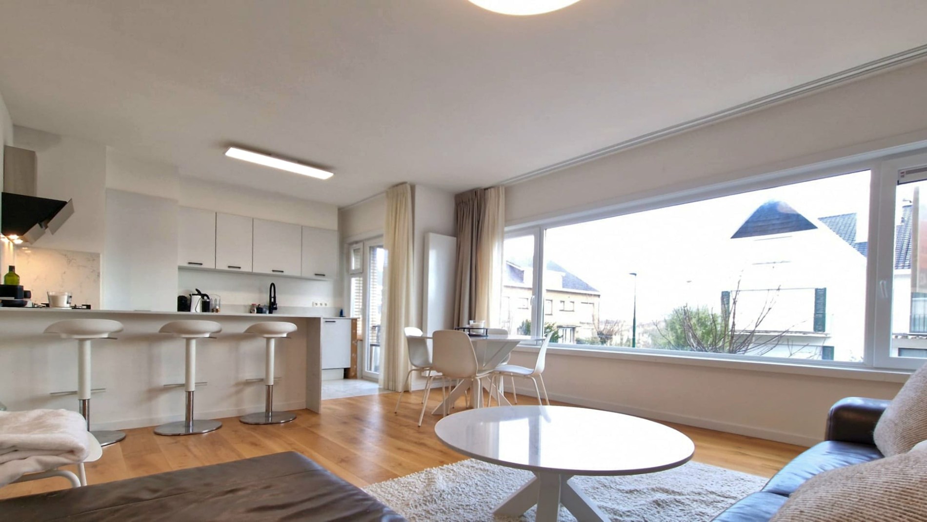 COMPLEET VERNIEUWD DRIE-SLAAPKAMERAPPARTEMENT GELEGEN IN EEN RUSTIGE STRAAT - VLAKBIJ DE DUINEN - OP 10 MINUTEN WANDELEN VAN HET STRAND EN DE WINKELSTRAAT VAN D - foto 4