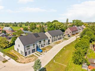 Nieuwbouwwoningen in Menen op rustige en vlot bereikbare ligging
Ontdek deze moderne nieuwbouwwoningen in de Charles Cappellestraat in Menen. U woont er in een rustige buurt, vlak bij winkels, scholen en belangrijke invalswegen richting Kortrijk, Ieper en Gent.
De woningen combineren hedendaagse architectuur met comfort en energiezuinigheid. Ze beschikken over een lichtrijke leefruimte, open keuken, 3 slaapkamers, moderne badkamer en extra bergruimte of zolder. Afhankelijk van het type geniet u bovendien van een garage of carport.
Dankzij zonnepanelen en een kwalitatieve afwerking woont u duurzaam én comfortabel.
Ideaal voor wie op zoek is naar een stijlvolle, energiezuinige woning op een centrale locatie.
Een bezoek gewenst? Neem dan contact op met Emiel via: emiel@immobeguin.be