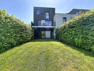 Nadine Crappéstraat 37: lichtrijk appartement gelegen op een rustige site.<br /><br />Indeling: inkomhal, berging met aansluiting voor wasmachine, master bedroom met toegang tot de tuin en eigen badkamer, lichtrijke leefruimte met open keuken en toegang tot het terras, 3 slaapkamers waarvan 1 met eigen badkamer, aparte badkamer met douchebad en dubbele lavabo en een buitenstaanplaats (P30).<br /><br />Huurprijs: € 1.500<br />Beschikbaar vanaf: 01/08/2026