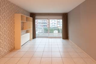 Dit comfortabele en goed onderhouden 2-slaapkamerappartement met kelder is centraal gelegen in een verzorgde residentie en biedt alles wat u nodig heeft. Het appartement beschikt over een lichte woonkamer, een moderne keuken, een nette badkamer met zowel een douche als een bad, en twee volwaardige slaapkamers, waarvan één met een aangrenzende bergruimte.<br /><br />De woning heeft een praktische indeling en biedt voldoende bergruimte. Dankzij de grote ramen geniet het appartement van veel natuurlijk licht.