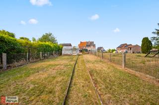 Ben je op zoek naar een stevige, ruime woning met heel wat potentieel op een gunstige locatie?<br />Deze ruime halfopen bebouwing bevindt zich in de Koestraat te Scherpenheuvel, een rustige omgeving met een vlotte verbinding naar het centrum, scholen en de nodige voorzieningen.<br /><br />De woning dateert van 1960 en heeft een aanzienlijke bruikbare vloeroppervlakte van maar liefst 167 m². <br />Momenteel wordt de voorste kamer op het gelijkvloers gebruikt als slaapkamer, maar deze kan uiteraard ook dienen als aparte zithoek om zo de eetkamer en keuken tot 1 grote leefruimte om te vormen.<br />Het perceel biedt een mooie buitenruimte met een tuin, een garage, een praktisch bijgebouw en een ruime oprit.<br /><br />Deze woning beschikt over een recente aardgas-verwarmingsketel en is er een regenwaterput aanwezig.<br />Het pand heeft momenteel een EPC-score van 462 kWh/(m² jaar), wat overeenkomt met een energielabel E.<br /><br /><br /><u><strong>INDELING</strong></u><br /><strong>Gelijkvloers:</strong> Inkom, gelijkvloerse slaapkamer/ zithoek, eetkamer, keuken, badkamer, toilet, garage, bijgebouw<br /><strong>1ste verdieping:</strong> Overloop, 3 slaapkamers, toilet<br /><strong>Zolder: </strong>Zolder<br /><strong>Tuin:</strong> Tuin<br /><strong>Kelder:</strong> Kleine kelder<br /><br />Ervaar zelf de vele voordelen van deze woning tijdens een persoonlijke rondleiding.<br />Maak vandaag nog je afspraak.<br />Mail naar info@immopersyn.be of bel 013 444 008.<br />