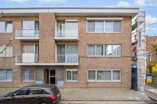 Op een steenworp van het stadscentrum vindt u dit gelijkvloers appartement, in een bijzonder rustige straat, waar nagenoeg geen auto passeert...