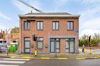 Opbrengsteigendom met 2 appartementen in het centrum van Eppegem ideaal als kangoeroewoonst, voor eigen bewoning of verhuur Ontdek deze unieke...