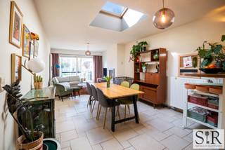 <span>Ben je op zoek naar een woning met 3 slaapkamers, op fietsafstand van Mechelen centrum en alle belangrijke invalswegen vlakbij? Dan is dit exact wat je zoekt! Deze gezellige woning geniet van veel lichtinval, heeft drie slaapkamers en bovendien ook een ruime tuin met terras. In de tuin is ook een tuinberging voorzien. Ideaal voor wie geniet van rust maar toch alles vlakbij wil hebben.<br /></span><span><br />Indeling: een inkomhal, afgesloten berging, aparte wc op het gelijkvloers, een ruime leefruimte met gashaard en dakkoepel voor veel natuurlijk licht, volledige geïnstalleerde keuken (gasvuur), grote zuid-west gerichte tuin met terras en tuinhuis, 3 slaapkamers, een ruime badkamer met wc, ligbad én douche. Ook is er een lavabomeubel met veel opbergruimte. In de bergruimte is er een aansluiting voor het wasmachine. Deze ruimte kan ook ingericht worden als bureauruimte. Verder beschikt de woning nog over een kelder en een bergzolder.<br /><br /></span><span>Concreet: gezellige woning met drie slaapkamers en alle comfort gelegen in Muizen met een vlotte verbinding naar de E19 en het openbaar vervoer (bus en trein). Op amper 15 minuutjes ben je met de fiets in centrum Mechelen. Een extra troef is dat het natuur- en wandeldomein Mechels Broek op nog geen 10 minuutjes fietsen van de woning ligt.<br /></span><span><br /></span><span>Aarzel niet ons te contacteren (telefonisch 015/65.50.05 of per mail info@immosir.be) om een afspraak in te plannen.</span>