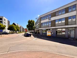Een kantoorruimte op een absolute <strong>toplocatie </strong>in het hart van Zutendaal.<br />Deze ruimte bevindt zich op <strong>de meest zichtbare plaats</strong> in het centrum, waar dagelijks veel verkeer passeert, ideaal voor wie op zoek is naar <strong>maximale zichtbaarheid</strong> voor zijn onderneming.<br />Dankzij de <strong>uitstekende verbindingen</strong> met omliggende gemeentes is het kantoor bovendien <strong>vlot bereikbaar</strong>, zowel voor klanten als medewerkers.<br />De ruimte geniet van veel natuurlijke lichtinval, wat niet alleen een aangename werksfeer creëert maar ook bijdraagt aan een <strong>professionele uitstraling.</strong><br />Met zijn grote potentieel en flexibele indelingsmogelijkheden biedt dit kantoor je de unieke kans om alles volledig naar jouw hand te zetten.<br />Kortom: een ideale plek om jouw zaak te laten groeien.