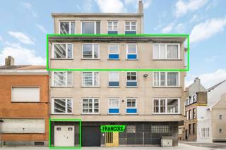 In de rustige Oesterbankstraat vinden we dit verzorgd appartement terug op de derde verdieping, op een aangename ligging nabij winkels, openbaar vervoer en de zee. Dankzij de centrale doch rustige ligging geniet u hier van alle comfort binnen handbereik.<br /><br />Bij het binnenkomen wordt u verwelkomd in de ruime leefruimte met open indeling. De grote raampartijen met dubbele beglazing zorgen voor een overvloed aan natuurlijk licht en creëren een aangenaam ruimtegevoel. Vanuit de living geniet u van een open en lichtrijke sfeer doorheen de dag.<br /><br />Aansluitend bevindt zich de compacte maar functioneel uitgeruste keuken, voorzien van alle nodige comfort.<br /><br />Verder beschikt het appartement over twee volwaardige slaapkamers, ideaal als vaste woonst, tweede verblijf of investering. De badkamer werd ingericht met een douche en lavabo, terwijl er daarnaast ook een apart toilet aanwezig is voor extra comfort.<br /><br />Bovendien is er een praktische berging aanwezig binnen het appartement, ideaal voor extra stockage.<br /><br />Een absolute meerwaarde is de inpandige garage die mee wordt verkocht met het appartement, wat in deze omgeving een grote troef vormt.<br /><br />Dankzij de goede indeling, het lichtrijke karakter en de gunstige ligging vormt dit appartement een uitstekende opportuniteit aan de kust.<br /><br />
