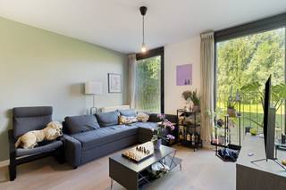 Bent u op zoek naar een energiezuinig appartement te koop in Gent? Dit prachtige tweekamerappartement in residentie Leiemeersen I combineert een rustige woonomgeving met een uitstekende bereikbaarheid. Dankzij het open zicht vanaf het ruime terras en vanuit de leefruimte komt u hier na een drukke dag volledig tot rust.De ligging van dit appartement is een absolute troef. U geniet van een directe verbinding met de R4 en de kleine stadsring, waardoor u vlot de stad in en uit bent. Daarnaast is het bruisende centrum van Gent perfect met de fiets bereikbaar. De ideale match tussen stedelijke dynamiek en residentiële rust.Indeling; Via de inkomhal met een praktische vestiairekast en gastentoilet komt u in de ruime leefruimte, die gekenmerkt wordt door een parketvloer en een volledig geïnstalleerde open keuken. Vanuit deze woonkamer heeft u direct toegang tot het terras, waar u geniet van een uniek en weids uitzicht. Verder zijn er twee volwaardige slaapkamers en een comfortabele badkamer met een bad, douche en dubbele lavabo. Ten slotte beschikt u over een handige wasberging met aansluitingen en een extra private kelderberging.Verder is er de mogelijkheid om een staanplaats aan te kopen voor 35.000 euro. Contacteer ons voor een bezoek ter plaatse. Bestuursmaatregelen in het maatregelenregister: nee