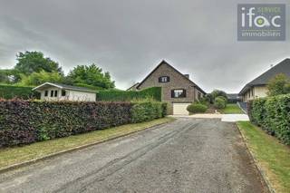 Rustig gelegen villa met 5 slaapkamers, zwembad, zonnepanelen en mooie tuin te Tervuren (Moorsel) . Gelijkvloers: Inkomhal (25m²) met gastentoilet...