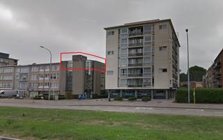 RUIM KANTOOR OP TOPLOCATIE – 162m² – BISCHOPPENHOFLAAN, DEURNE<br /><br />Uitstekend gelegen aan de Bisschoppenhoflaan, vlakbij opritten van de Antwerpse ring en de E313 – een commerciële toplocatie met veel passage. Vlot bereikbaar met de auto én het openbaar vervoer.<br /><br />Dit ruime functioneel kantoor van 162 m² bevindt zich op de derde verdieping van een kantorengebouw en is bereikbaar via trap of lift.<br /><br />De centrale inkomhal op de derde verdieping biedt toegang tot quasi alle ruimtes. <br />Links van de inkom bevindt zich een ingerichte kitchenette met eetruimte, gescheiden sanitair (dames &amp; heren) en een berging/technische ruimte. <br />Centraal ligt een ruim landschapskantoor, ideaal voor open werkplekken of co-working. <br />Achteraan is er nog een grote, afzonderlijke bureauruimte voor vergaderingen of stille werkplekken.<br /><br />Buitengewone kenmerken<br /><br />- inkomhal met trap/lift<br />- plintkabelgoten<br />- aluminium draai-kiep ramen met dubbele beglazing<br />- airconditioning<br />- elektriciteits-, data- en telefoonaansluiting<br />- alarminstallatie<br />- verwarming op aardgas<br />- reeds opgedeeld in verschillende ruimten + landschapskantoor (open)<br />- kitchenette<br />- sanitair dames en heren<br /><br />Beschikbaar vanaf: onmiddellijk<br /><br />Gevraagde verhuurprijs: 1.150,00 €/maand (exclusief onroerende voorheffing en eventuele algemene onkosten)<br />Onroerende voorheffing: +/- 1.265<br />Provisie maandelijkse kosten: 75 €/maand<br />Individuele nutsvoorzieningen<br /><br />Dit kantoor is klaar om getransformeerd te worden tot een productieve en inspirerende werkplek. Kom het potentieel zelf ontdekken!