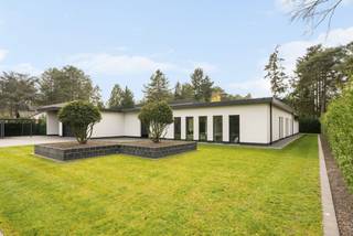 Villa de plain-pied de luxe moderne (2025) située dans un endroit résidentiel et boisé à Pelt (Grote Heide). La maison a été finie avec...