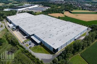 <strong>Ruime en moderne logistieke magazijnen op een strategische locatie in Willebroek</strong>, aan het Zeekanaal Brussel-Willebroek en vlakbij de A12 en N16. Dankzij de centrale ligging tussen Antwerpen en Brussel is dit een ideale uitvalsbasis voor logistieke activiteiten.<br /><br />De site biedt <strong>meer dan 15.689 m² magazijnruimte</strong>, aangevuld met <strong>960 m² kantoren</strong>. Er zijn <strong>10 laadkaaien</strong>, een <strong>vrije hoogte van 11,30 m</strong> en een hoge vloerbelasting van 50 kN/m² dynamisch, 80 kN/m² verplaatsbaar rek. De gebouwen zijn uitgerust met een ESFR sprinklersysteem, LED-verlichting en alle nodige nutsvoorzieningen.<br /><br />Er wordt hiernaast geïnvesteerd in duurzaamheid met o.a. zonnepanelen, EV-laadpunten, extra laad- en loszones en een BREEAM “Very Good”-certificering in voorbereiding.<br /><br />Op het terrein is ruime parkeergelegenheid voorzien voor zowel vrachtwagens als personenwagens. De locatie is vlot toegankelijk voor zwaar verkeer en biedt brede manoeuvreerruimte. Onmiddellijk beschikbaar.<br /><br />Contacteer <strong>PANORAMA B2B</strong> voor bijkomende inlichtingen, plannen of een vrijblijvend plaatsbezoek <strong>03 225 03 03</strong>.