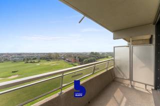 Dit luxueuze appartement, met oogverblindend zicht op de Wellington Golf, bevindt zich op de tweede lijn van zee, op de zesde verdieping...